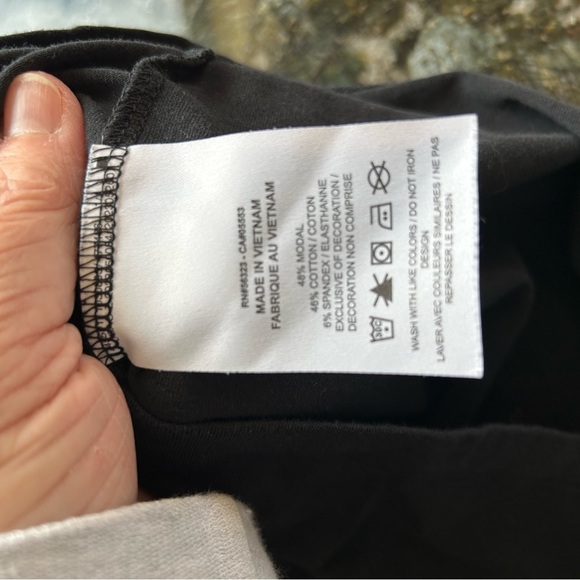 The Nike Tee Slim Fit. Embroidered. Soft and stretchy size large. Like new cond - Picture 5 of 7